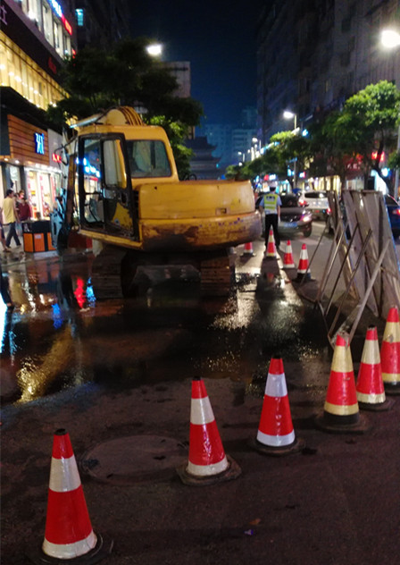 无惧风雨抢修复 多方协助保供水