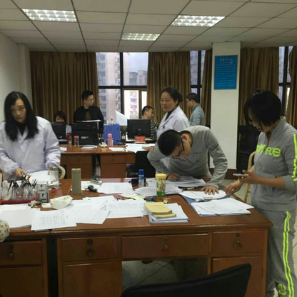 加班加点不言苦 团结协作齐奋战