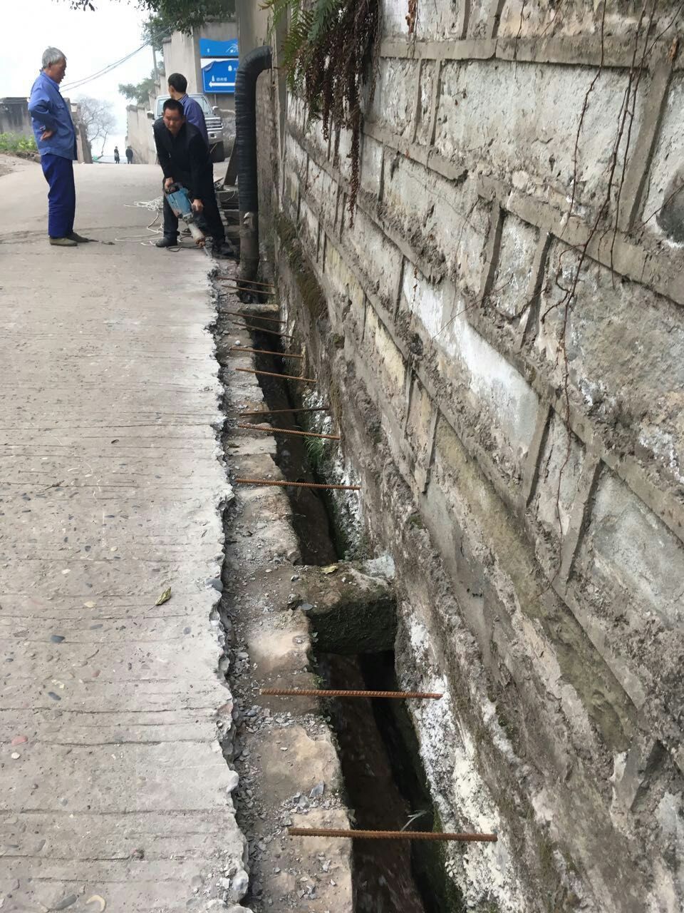 密切配合 排除排水沟安全隐患