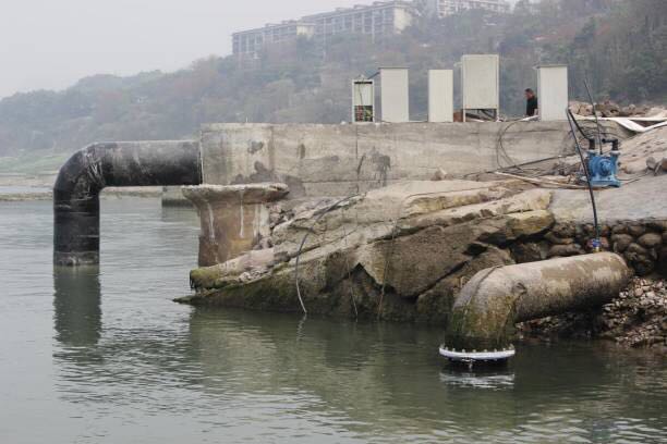 紧急启用新建取水管 攻克低水位取水难题