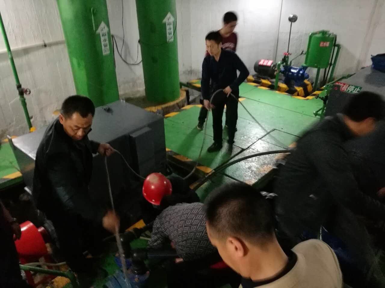 紧急启用新建取水管 攻克低水位取水难题