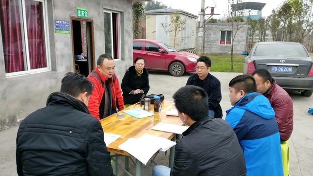 撸起袖子加油干 团结协作暖人心