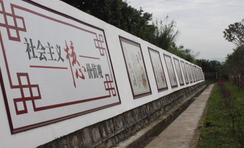 扶贫攻坚暖人心 感恩帮扶送锦旗