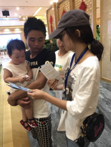 营销部抄收组到交房现场开展缴费渠道便民宣传