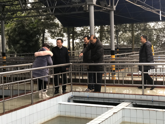 市水务局局长董大华一行到一水厂对一线员工进行春节慰问