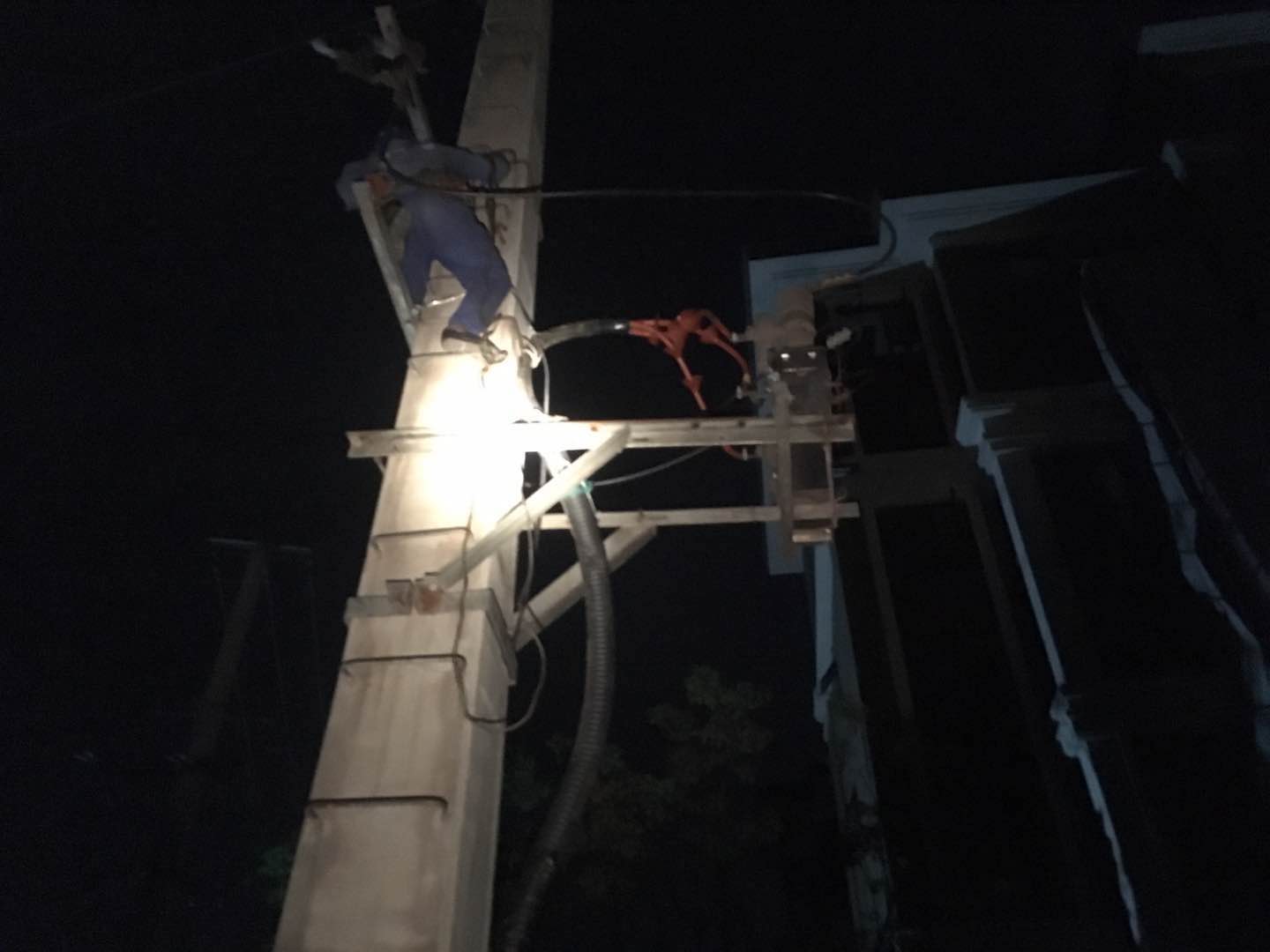 深夜抢修高压线路 确保水厂安全生产