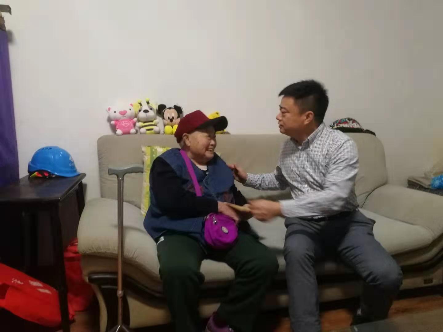 慰问英雄家属 送上节日问候