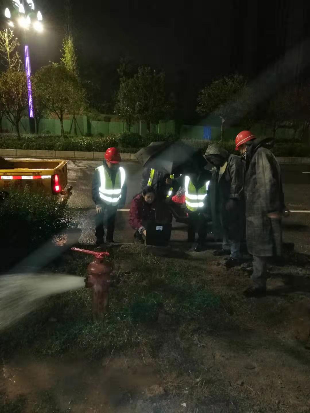 天泉供水公司开展管网冲洗 确保水质安全