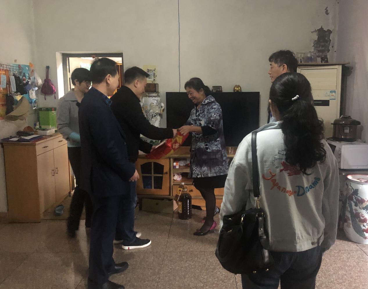 走访慰问困难户,真情关爱暖人心