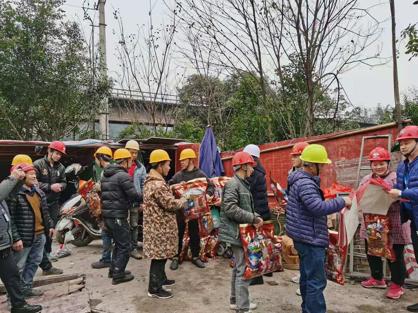 节前送“福”到工地 浓浓关爱暖人心