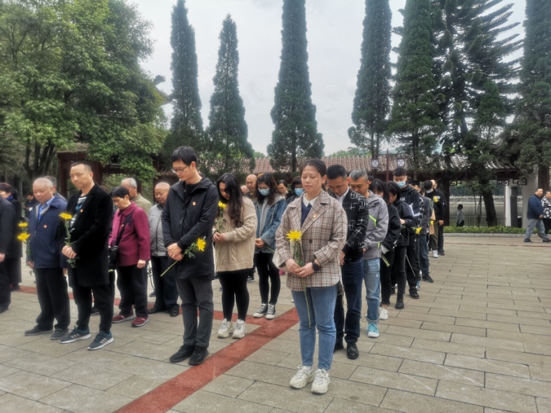 学党史忆先烈 临港支部前往烈士陵园开展祭扫活动