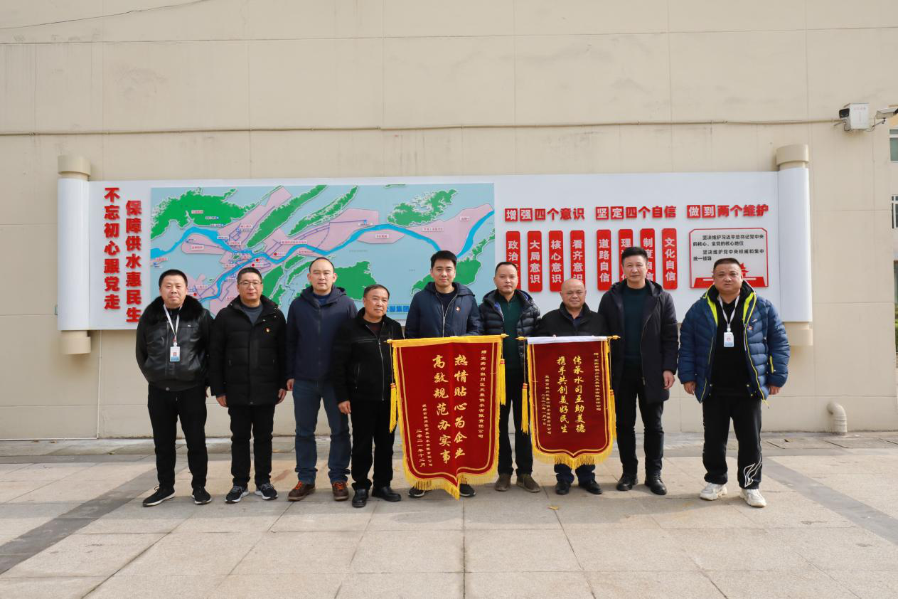 深夜查漏暖人心 兄弟企业送锦旗